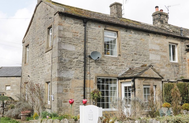 TOWN HEAD COTTAGE, family friendly, with open fire in Grassington