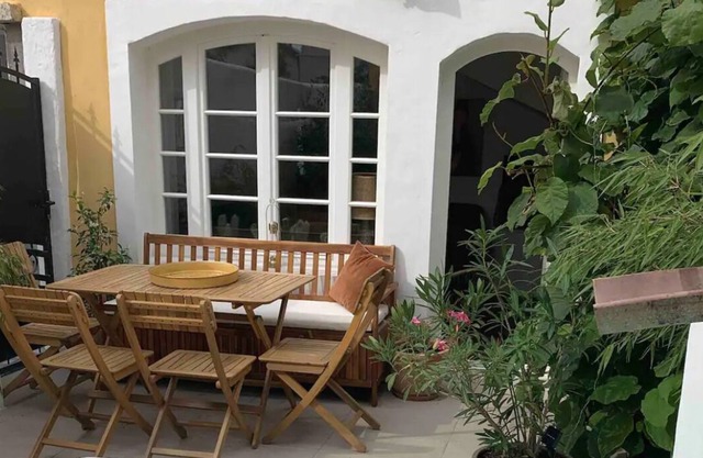 Town house 15 minutes from Paris with courtyard and small pool