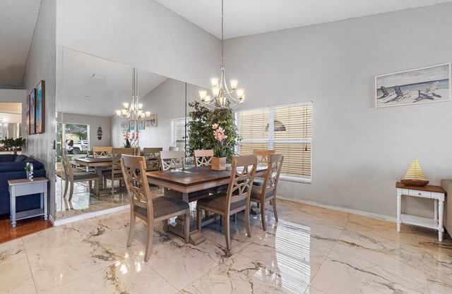 Town 'n' Country 3 bedrooms with enclosed POOL (Sheldon Chase)