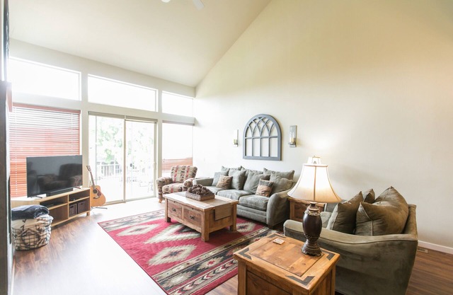 Townhome near Smith Rock, Concerts, Skiing and more! Resort amenities included