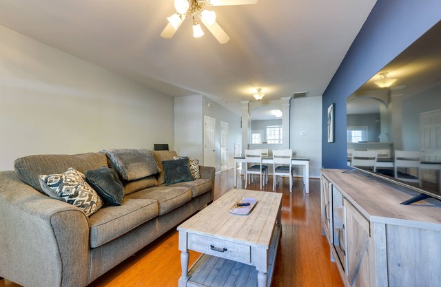 Townhome w/Community Pool: 11 Mi to Dtwn Raleigh!