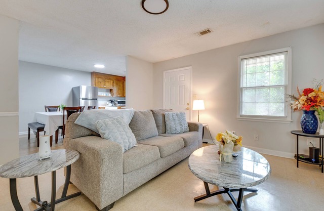 Townhome w/Porch: 2 Mi to Central Cedartown!