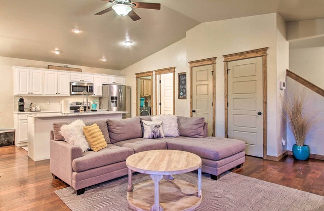 Townhome w/Private Hot Tub, 8 Mi to Downtown