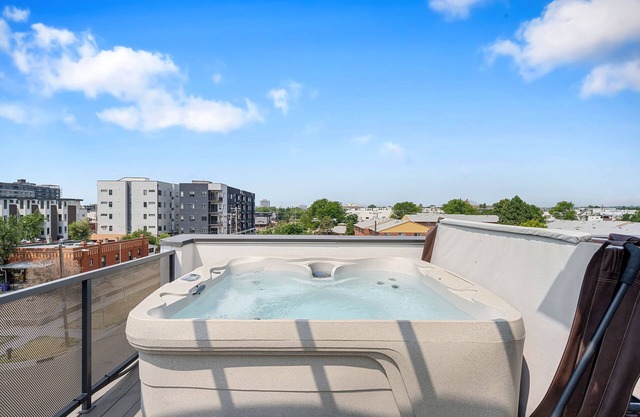 Townhome W/Roof Patio/Hot Tub, Near Broncos Field