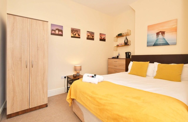 Townhouse @ 178 Ruskin Road Crewe - Superior Double Ensuite With TV