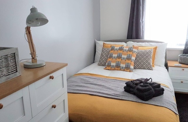 Townhouse @ Birches Head Road Stoke - 4 Bed House