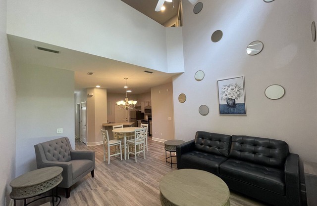Townhouse close to Medical Centers with Garage