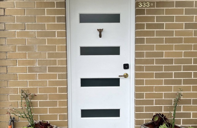 Townhouse conveniently located 50m from beach. Walking distance to everything.