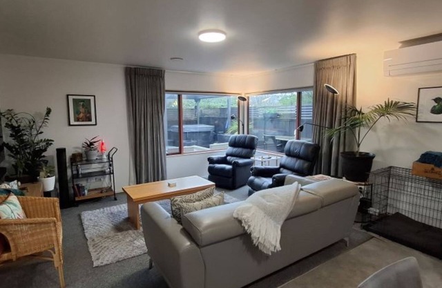 Townhouse Haven - Modern, Spa, close to Nelson Central! Pets welcome.