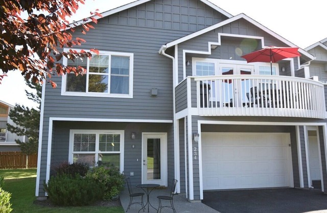 Townhouse Near Lake, Pool & Wineries!