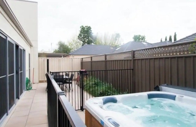 Townhouse on McKinlay - Central, spacious, luxurious 3 bdrm w/hot tub & Foxtel