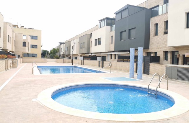 Townhouse with communal pool ideal for families
