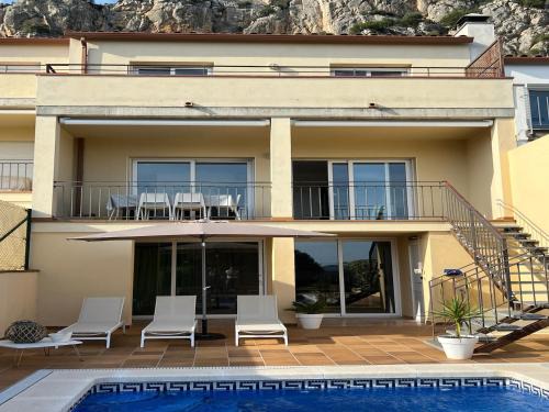 Townhouse with Waterfront Views near Beach
