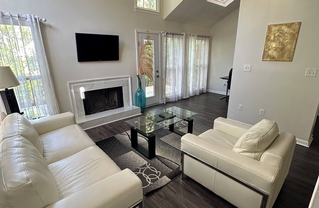 Townnhome on a hill in Marietta, with WiFi, CLOSE TO BRAVES STADIUM