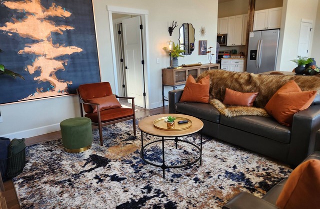 Townsend Penthouse-1900s Condo located in the heart of Townsend- fully remodeled