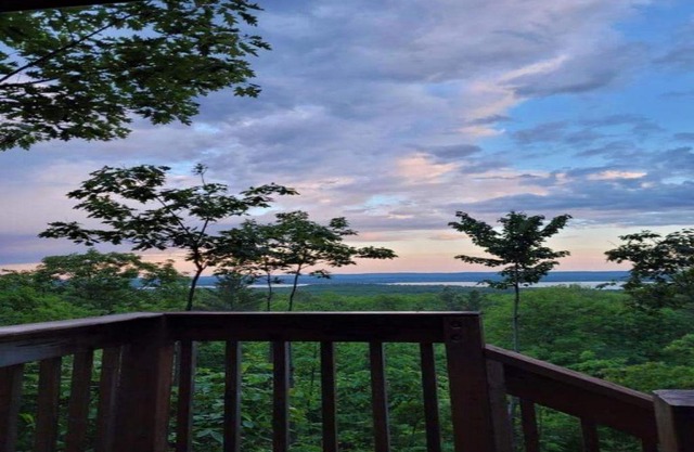 TRACKERS CABIN, VERY PRIVATE, HIKE IN, NO NEIGHBORS, PET FRIENDLY