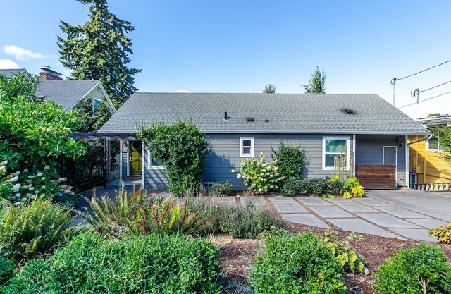 Tracktown Charmer- 1 Bedroom Studio
