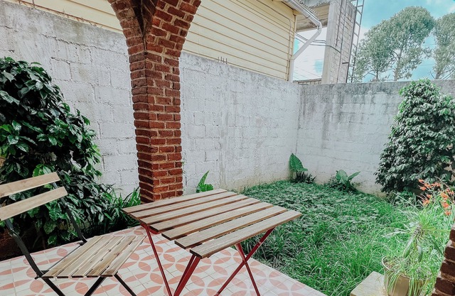 Traditional apt with garden, chimney, parking and good Wifi next to center