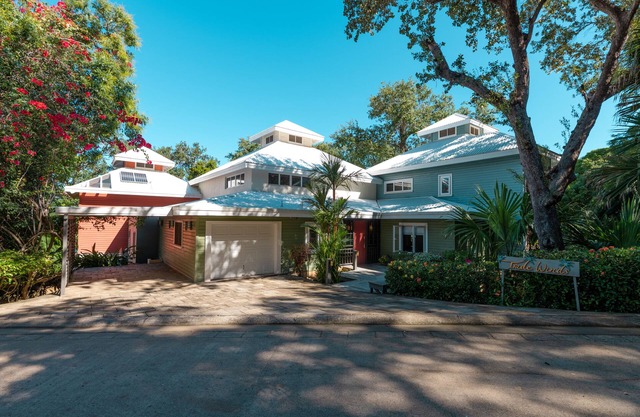 Trade Winds - luxurious Roatan Villa near West Bay - NEW LARGE POOL