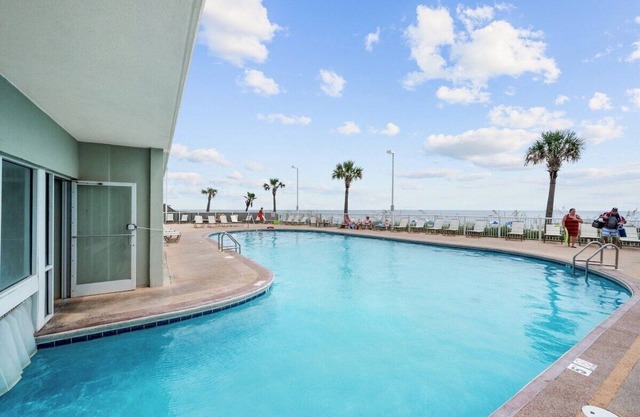 Tradewinds 207 · Amazing Gulf Views, Family Friendly, King Bed