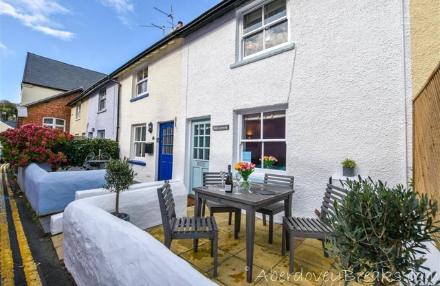 Traditional 2 Bedroom Fisherman's Cottage, Centre of Aberdovey, Pets Welcome .