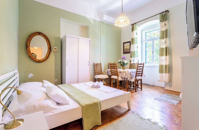 Traditional Dalmatian apt., 3 min walk to beach