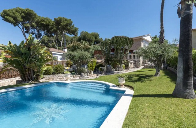 Traditional Elegance 1km to beach