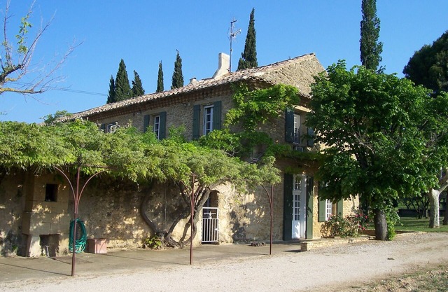 Traditional country house with unusual pool near Orange