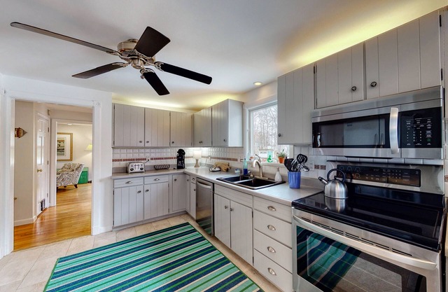 Traditional home walkable to the beach with seasonal private pool - dog-friendly