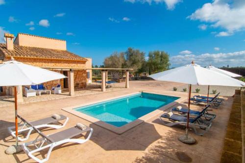 Traditional house Casa Binitaref with pool in Sineu