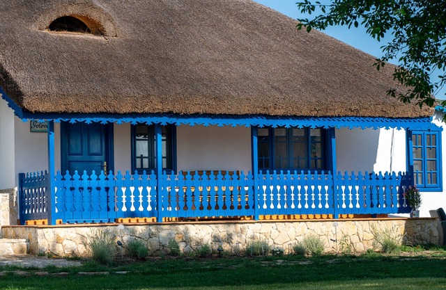 Traditional house with one bedroom apartment/fireplace and porch.