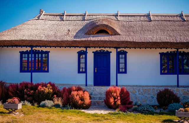Traditional house with private 2 bedroom apartment, lake view from the garden
