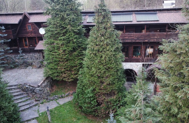 Traditional Lodge in Mountain, 10 km from city, w/grill, jacuzzi, hiking trails
