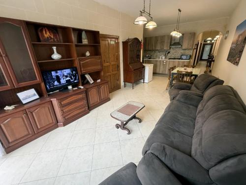 Traditional Maltese 3BD Apartment with Front & Back Balconies - Close to Gozo Ferry