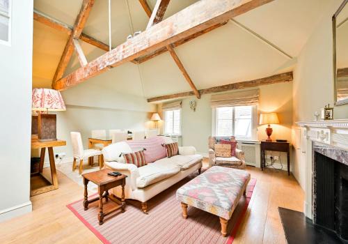 Traditional Mews Home in Westminster