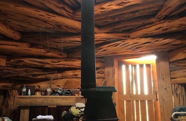 Traditional Navajo Earth/Log Hogan. Cultural experience! Near all attractions.