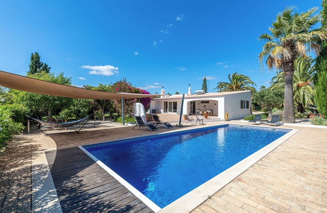 Traditional Portuguese villa for beach lovers; Connoisseurs and golfers