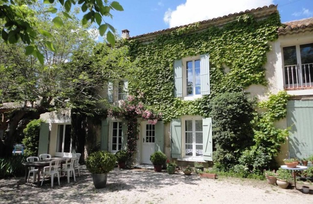 Traditional Provencal farmhouse with its chicken coop, organic vegetable garden 20 mins from Avignon