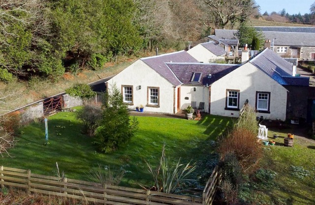 Traditional Scottish cottage sleeping 2 with parking and easy access to beach
