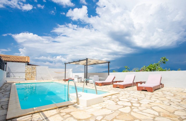 TRADITIONAL STONE BUILT VILLAS DIMITRIS MEGANISSI