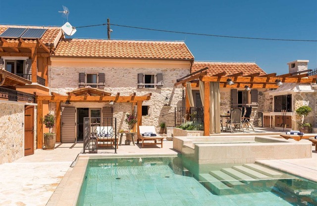 Traditional stone house with pool in Skradin