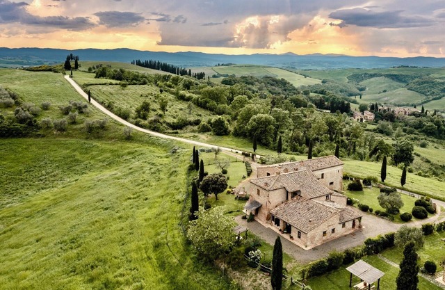 Traditional Tuscan farmhouse with 360° view near Montalcino and Siena