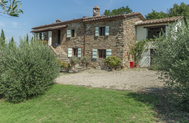 Traditional villa with pool, an idyllic setting in hills behind Lake Trasimeno