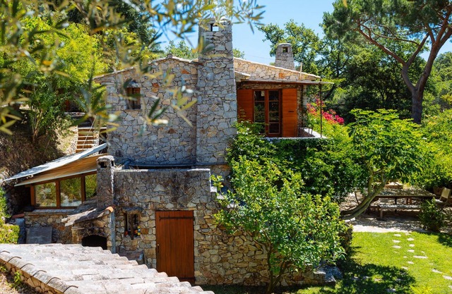 Traditional villa with heated pool in the hillsides, Saint-Tropez