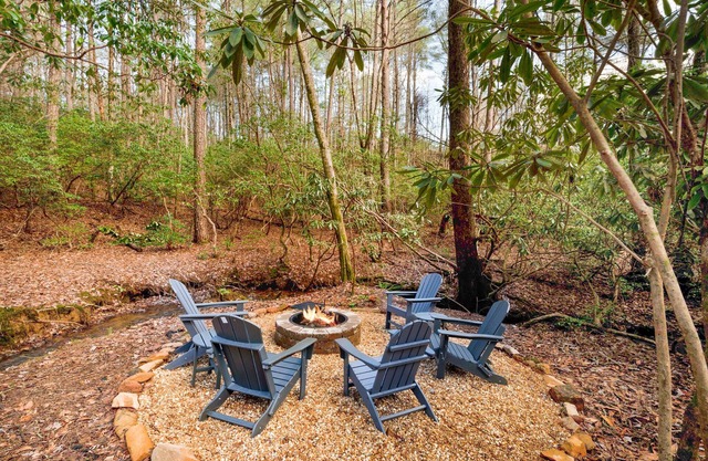 Trail Side Retreat, great cabin for small family vacation, honeymoon, or peacefu