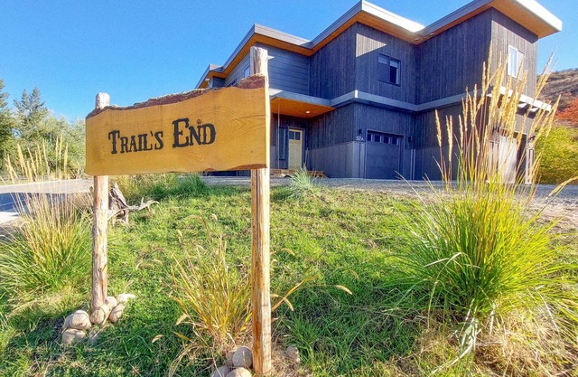 Trails End A - 3 bedroom modern Winthrop townhome