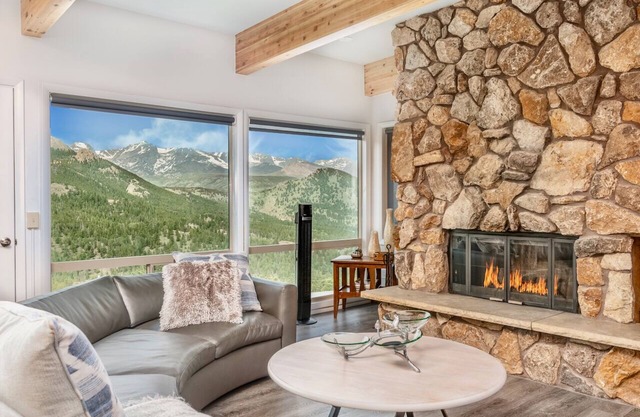 Trails End Luxury Vacation Home at Windcliff