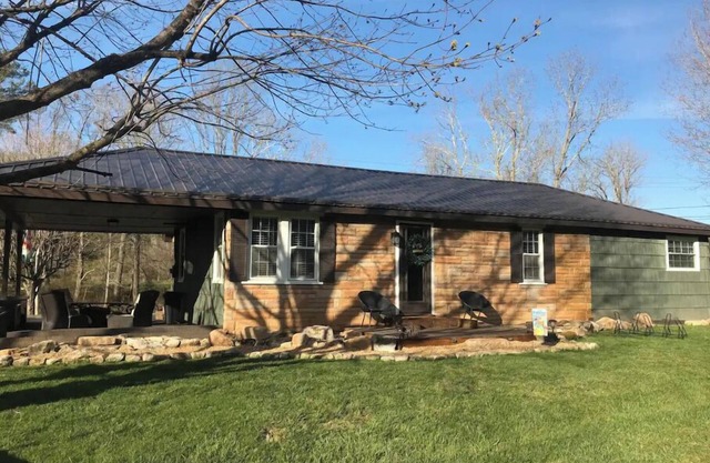 TrailSide Cottage, Damascus VA- directly on the Virginia Creeper Trail
