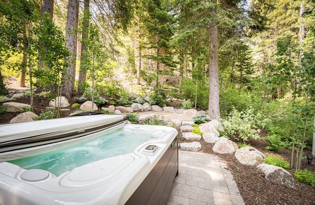 Trailside in Alpine by Tahoe Getaways - Pet-Friendly 6BR w/Hot Tub & Shuttle