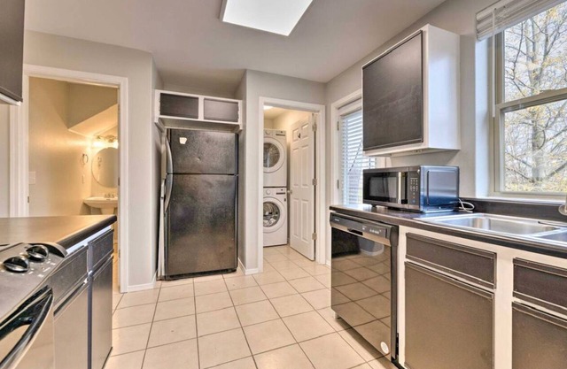 Trailside Retreat - 1.5 miles to the U of A! Just off the bike trail!